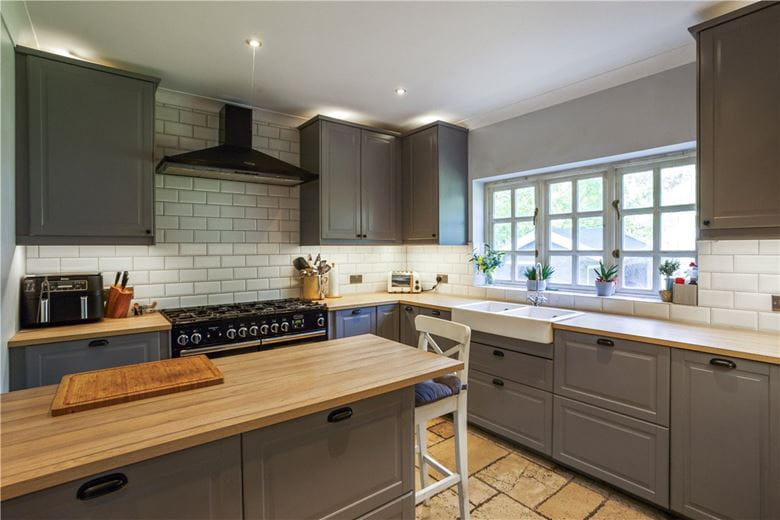 6 bedroom house, Kelham Gardens, Marlborough SN8 - Available