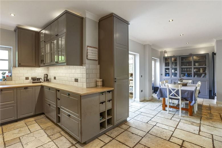 6 bedroom house, Kelham Gardens, Marlborough SN8 - Available