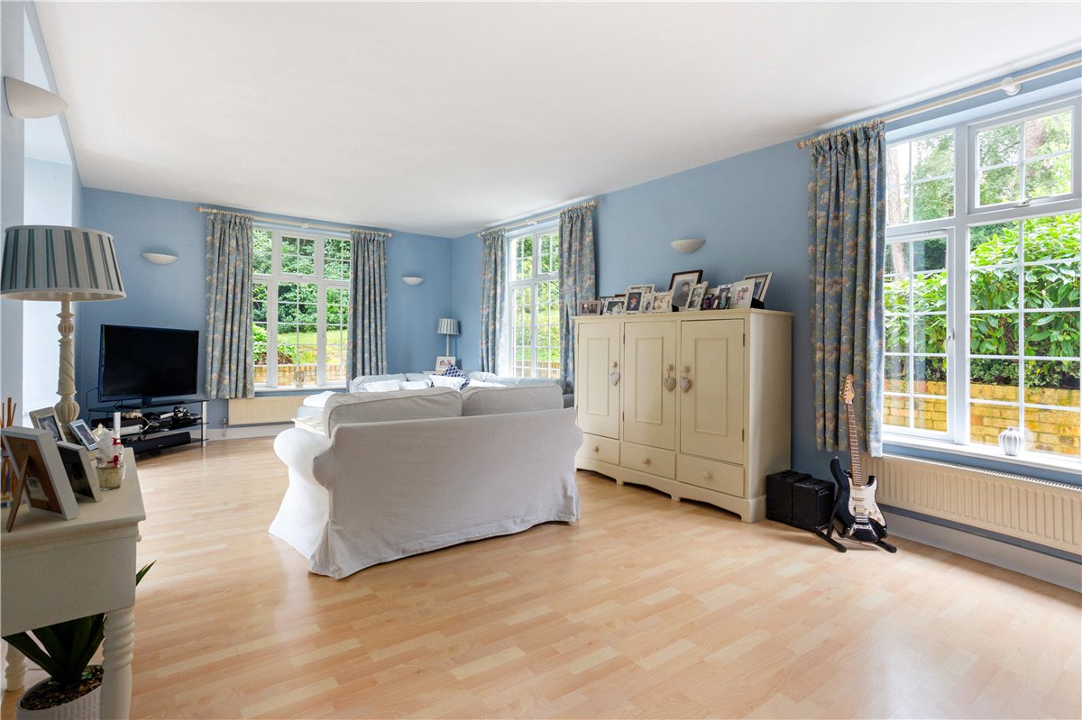 6 bedroom house, Bath Road, Marlborough SN8 - Available