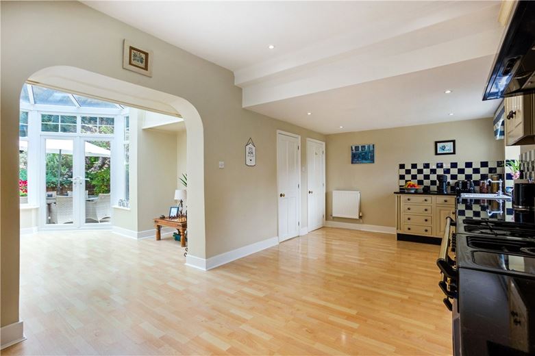 6 bedroom house, Bath Road, Marlborough SN8 - Available