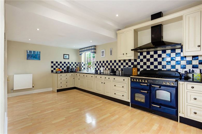 6 bedroom house, Bath Road, Marlborough SN8 - Available