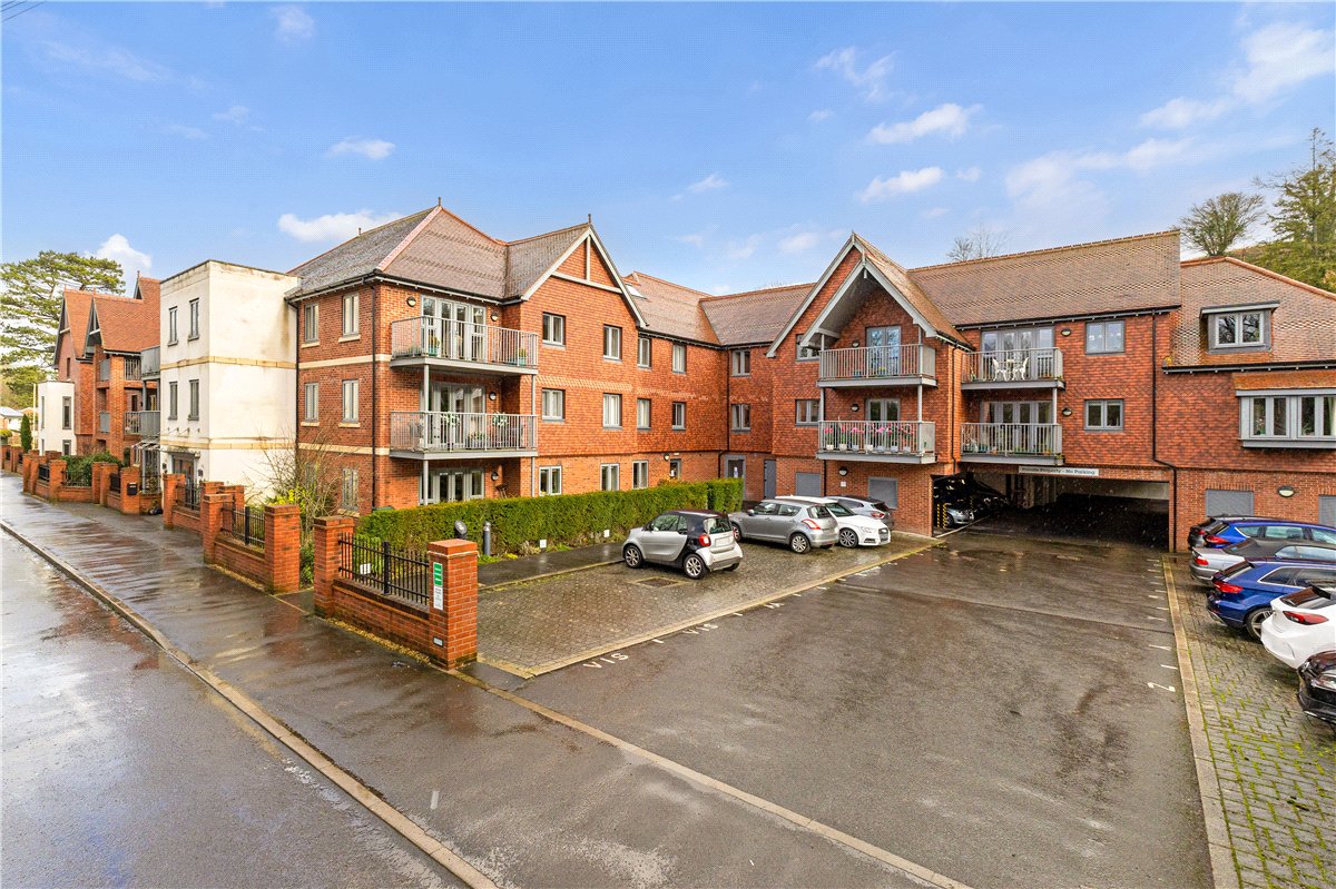 2 bedroom flat, Granham Close, Marlborough SN8 - Available