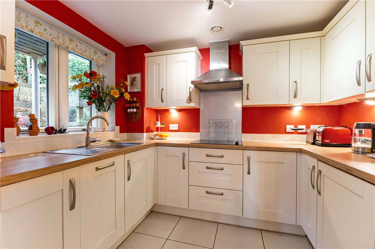 2 bedroom flat, Granham Close, Marlborough SN8 - Available