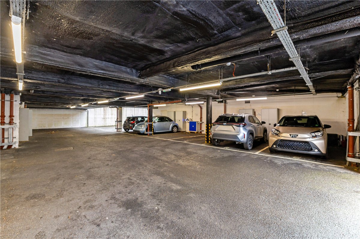 2 bedroom flat, Granham Close, Marlborough SN8 - Available