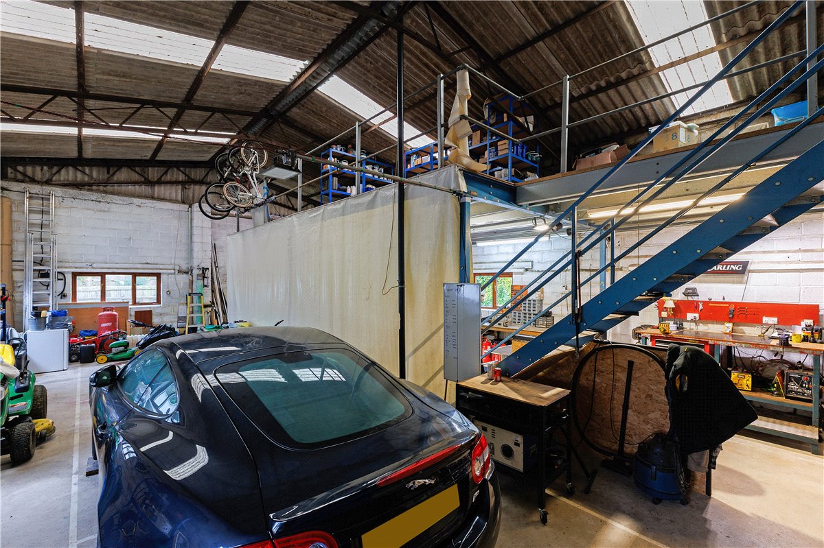 6 bedroom house, Broad Hinton, Swindon SN4 - Available