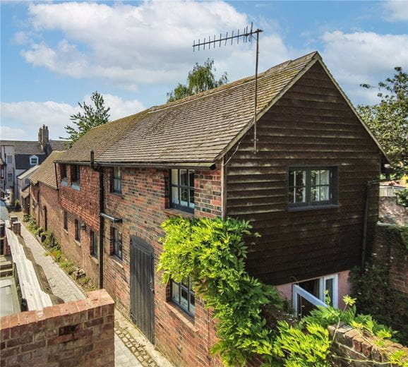 3 bedroom house, Neates Yard, Marlborough SN8 - Available