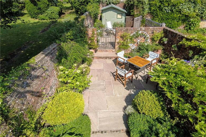 3 bedroom house, Neates Yard, Marlborough SN8 - Available