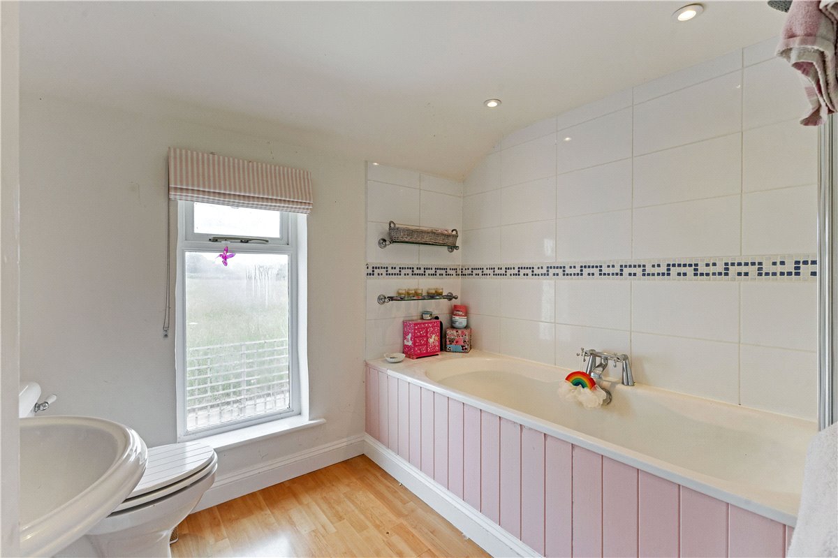 4 bedroom house, Knowle, Pewsey SN9 - Available