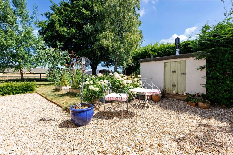 5 bedroom house, Honeystreet, Pewsey SN9 - Available