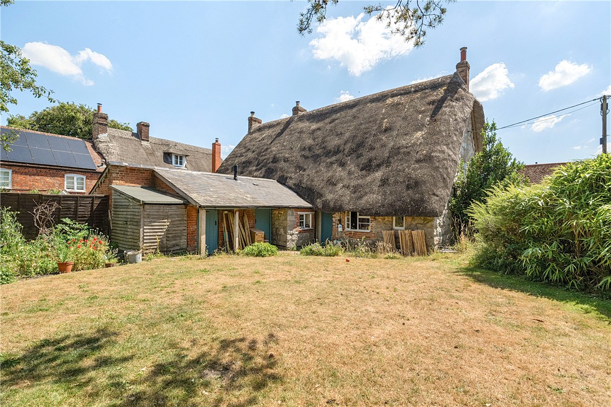 3 bedroom house, East Kennett, Marlborough SN8 - Available