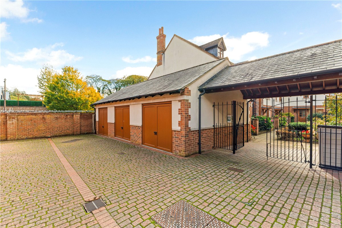 4 bedroom house, Cromwell Court, Marlborough SN8 - Available