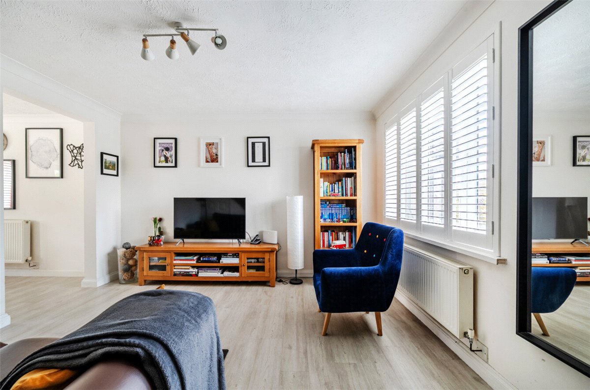 2 bedroom house, Macneice Drive, Marlborough SN8 - Available