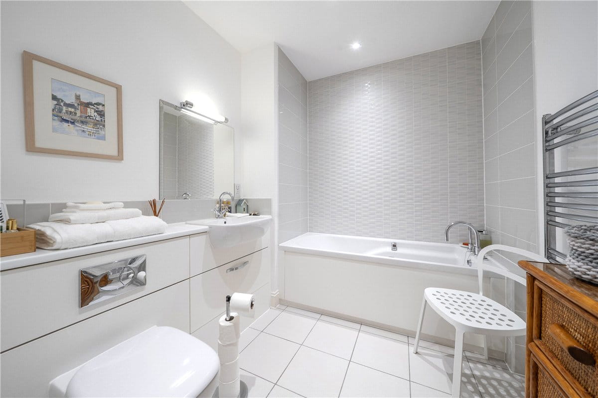 2 bedroom flat, Priory Court, Marlborough SN8 - Available