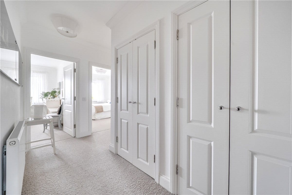 2 bedroom flat, Priory Court, Marlborough SN8 - Available