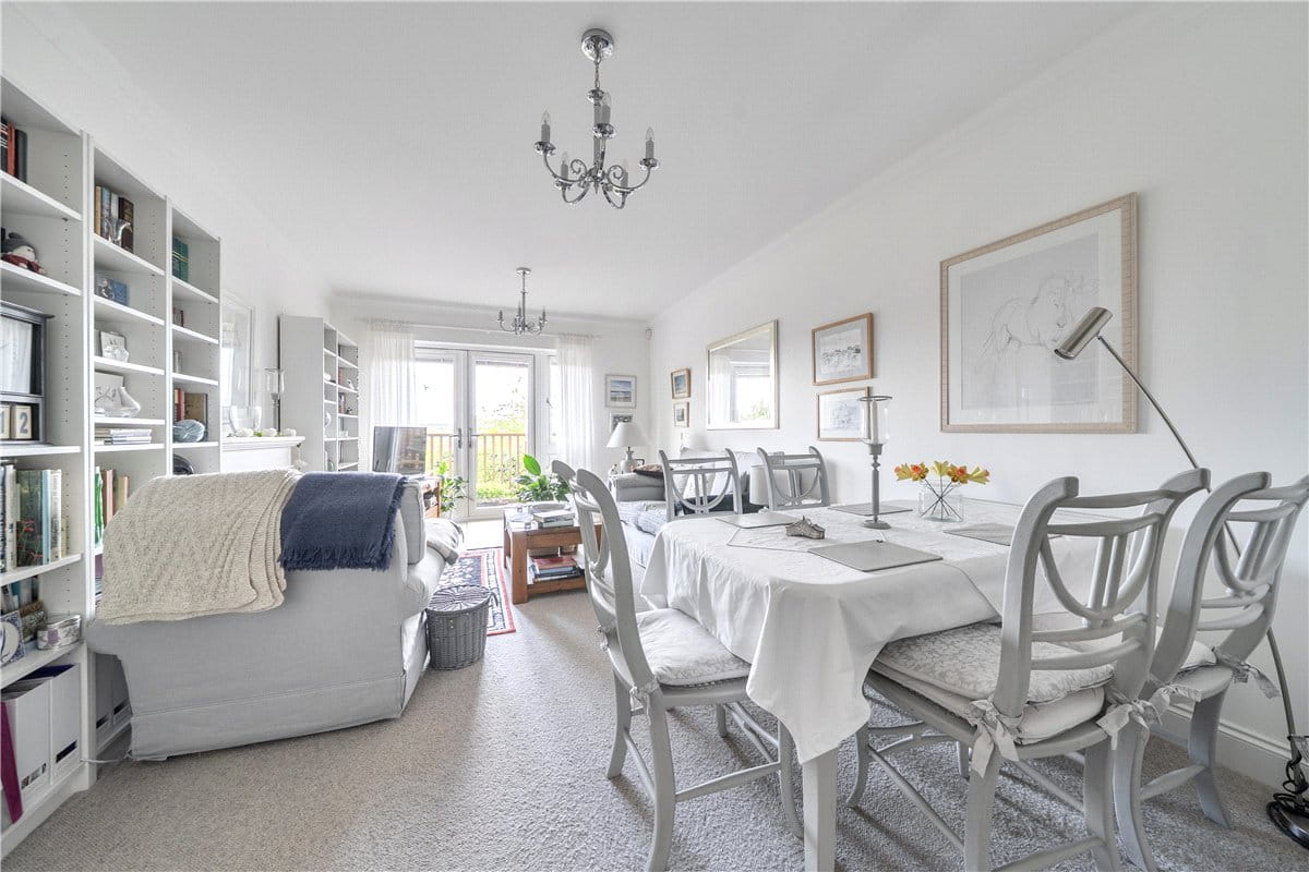 2 bedroom flat, Priory Court, Marlborough SN8 - Available