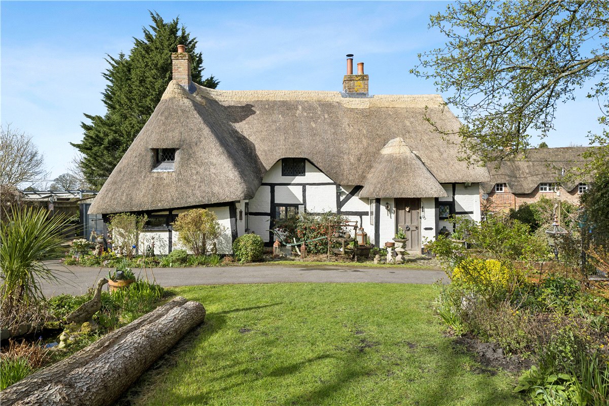 3 bedroom cottage, High Street, Burbage SN8 - Available