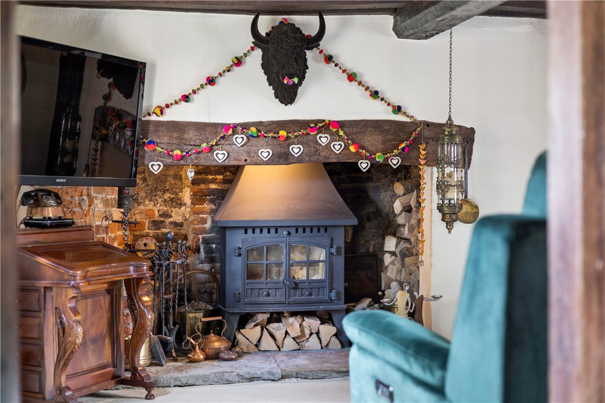 3 bedroom cottage, High Street, Burbage SN8 - Available