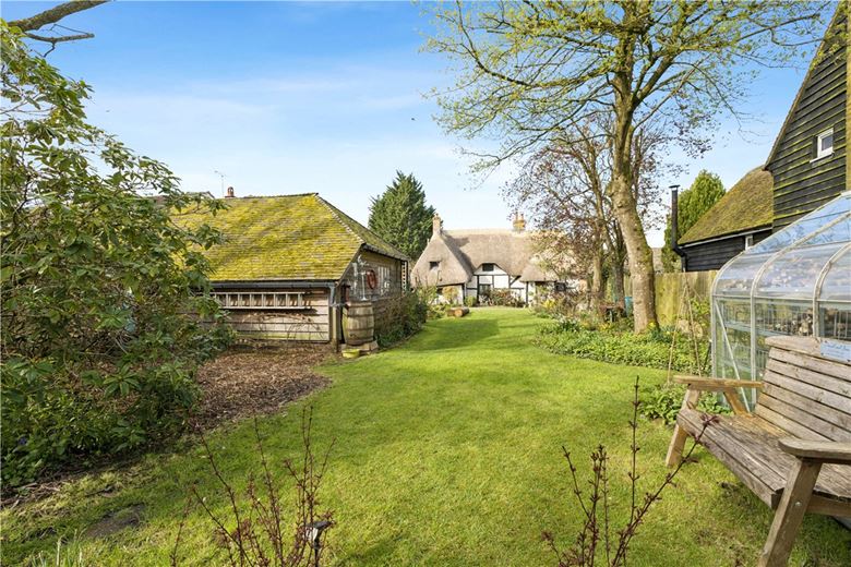 3 bedroom cottage, High Street, Burbage SN8 - Available