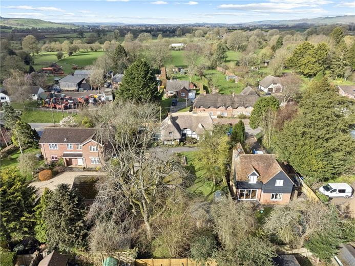 3 bedroom cottage, High Street, Burbage SN8 - Available