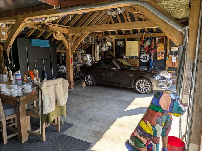 3 bedroom house, High Street, Burbage SN8 - Available