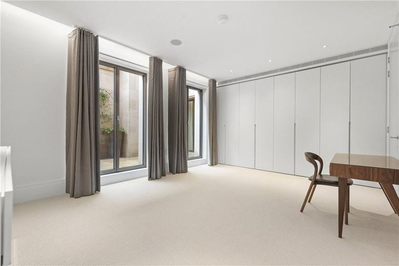 4 bedroom flat, Chelsea Manor Street, Chelsea SW3 - Available