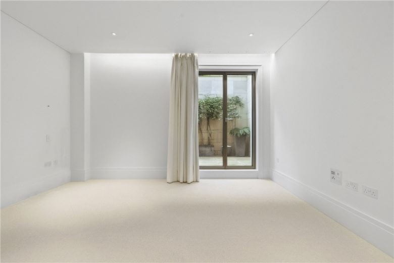4 bedroom flat, Chelsea Manor Street, Chelsea SW3 - Available