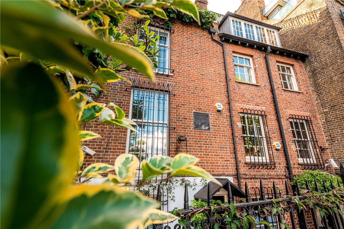 8 bedroom house, Cheyne Walk, London SW10 - Available