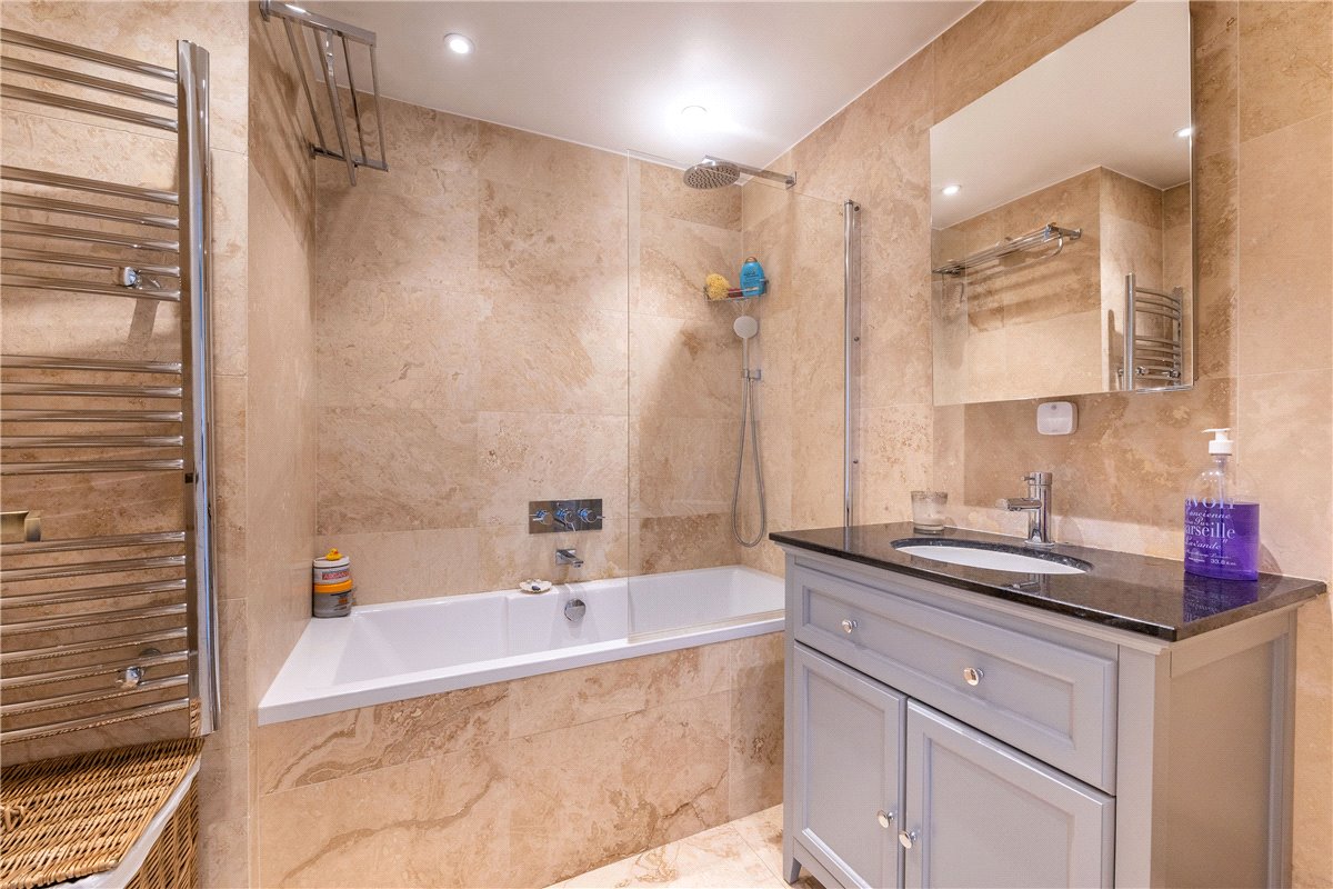 2 bedroom flat, Ennismore Gardens, London SW7 - Available