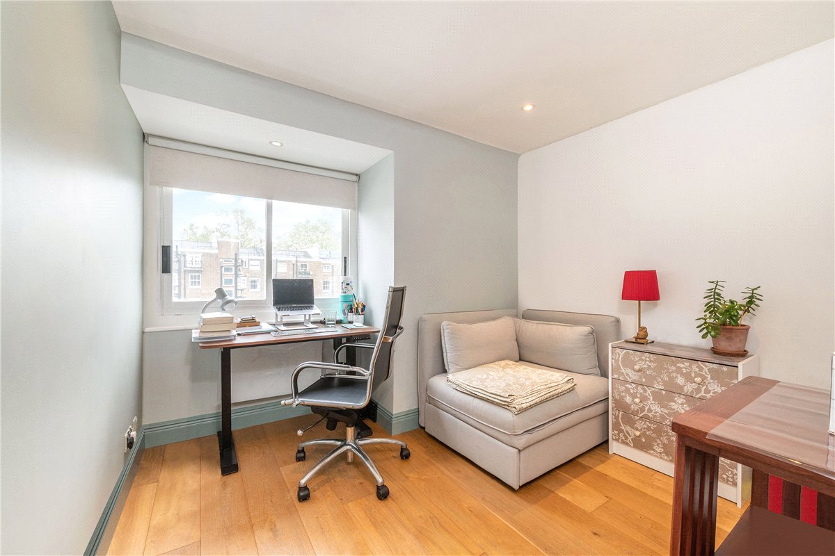 2 bedroom flat, Ennismore Gardens, London SW7 - Available