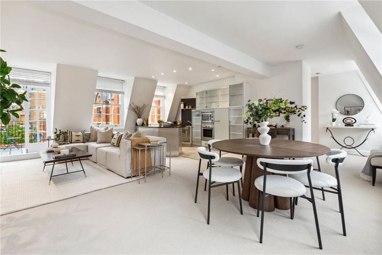 2 bedroom flat, Bruton Place, Mayfair W1J - Available