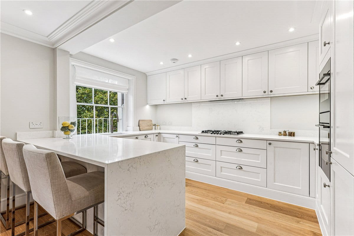 2 bedroom flat, Warwick Square, London SW1V - Available