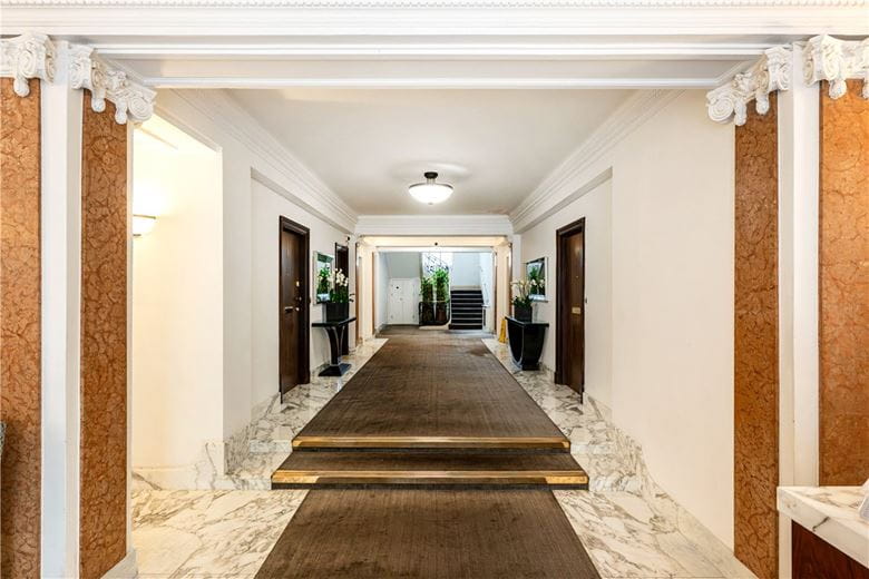 2 bedroom flat, Hallam Street, London W1W - Available