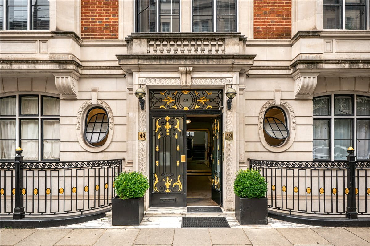 2 bedroom flat, Hallam Street, London W1W - Available