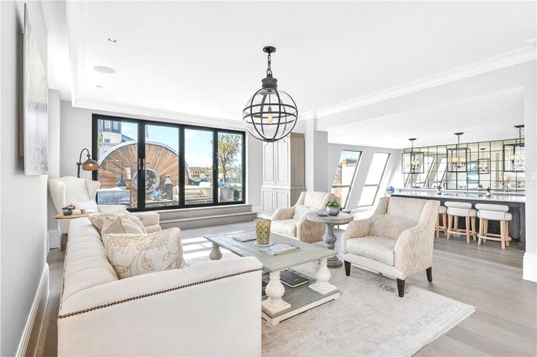 3 bedroom flat, Tavistock Street, London WC2E - Available