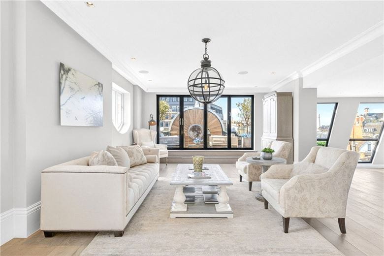 3 bedroom flat, Tavistock Street, London WC2E - Available