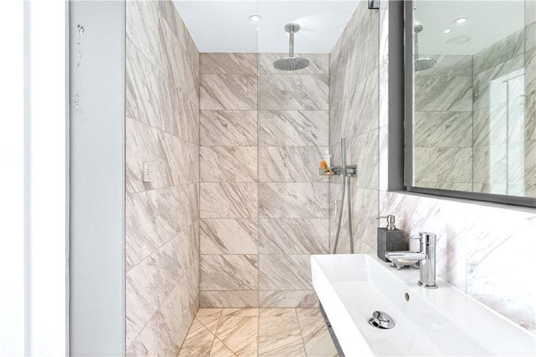 3 bedroom flat, Tavistock Street, London WC2E - Available