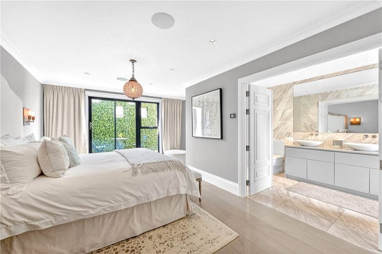 3 bedroom flat, Tavistock Street, London WC2E - Available