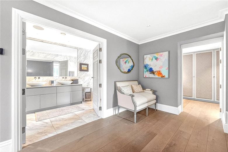 3 bedroom flat, Tavistock Street, London WC2E - Available