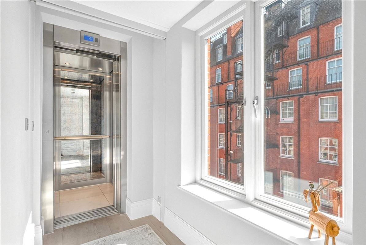 3 bedroom flat, Tavistock Street, London WC2E - Available