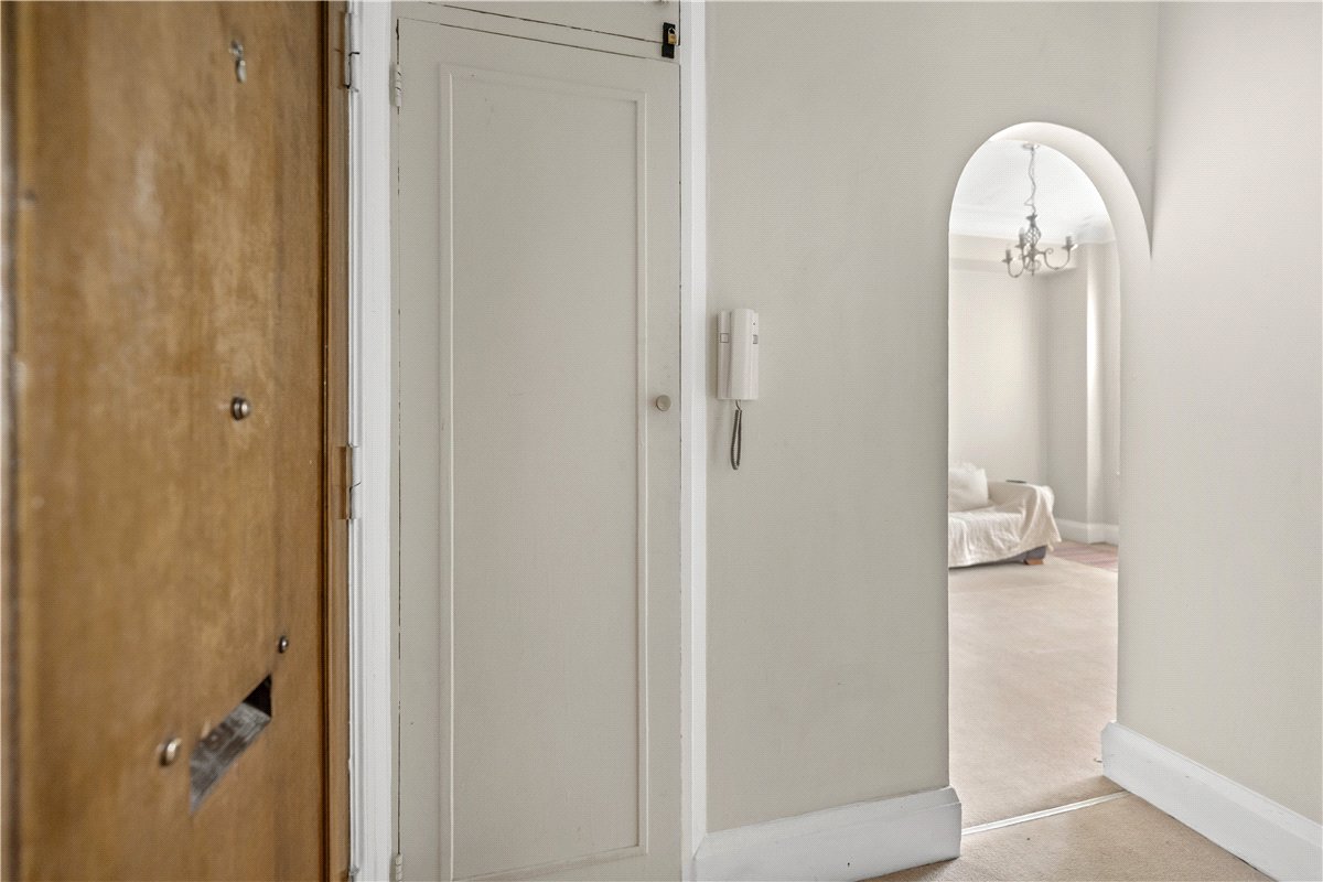 1 bedroom flat, Basildon Court, 28 Devonshire Street W1G - Available