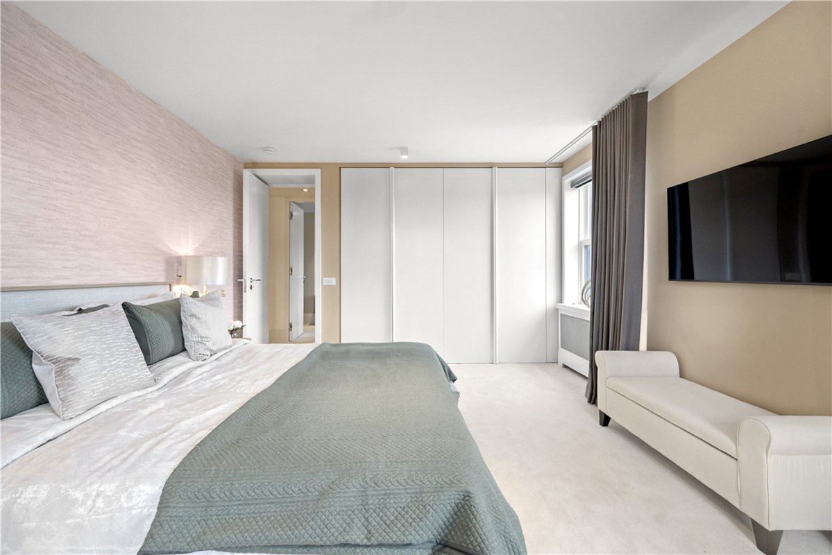 4 bedroom flat, Kingston House South, Ennismore Gardens SW7 - Available