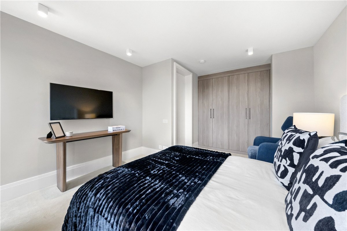 4 bedroom flat, Kingston House South, Ennismore Gardens SW7 - Available