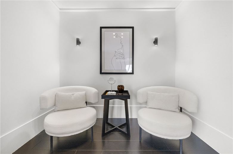 4 bedroom flat, Kingston House South, Ennismore Gardens SW7 - Available