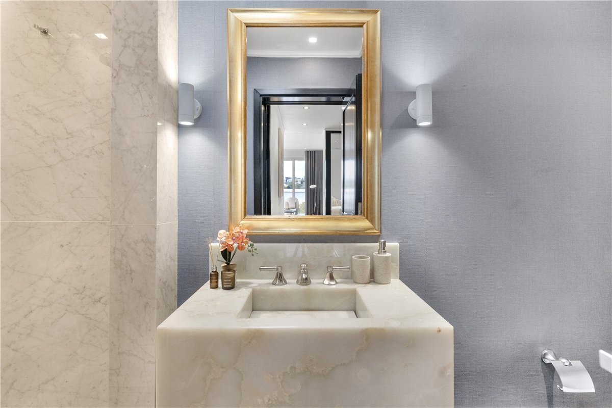 4 bedroom flat, Kingston House South, Ennismore Gardens SW7 - Available