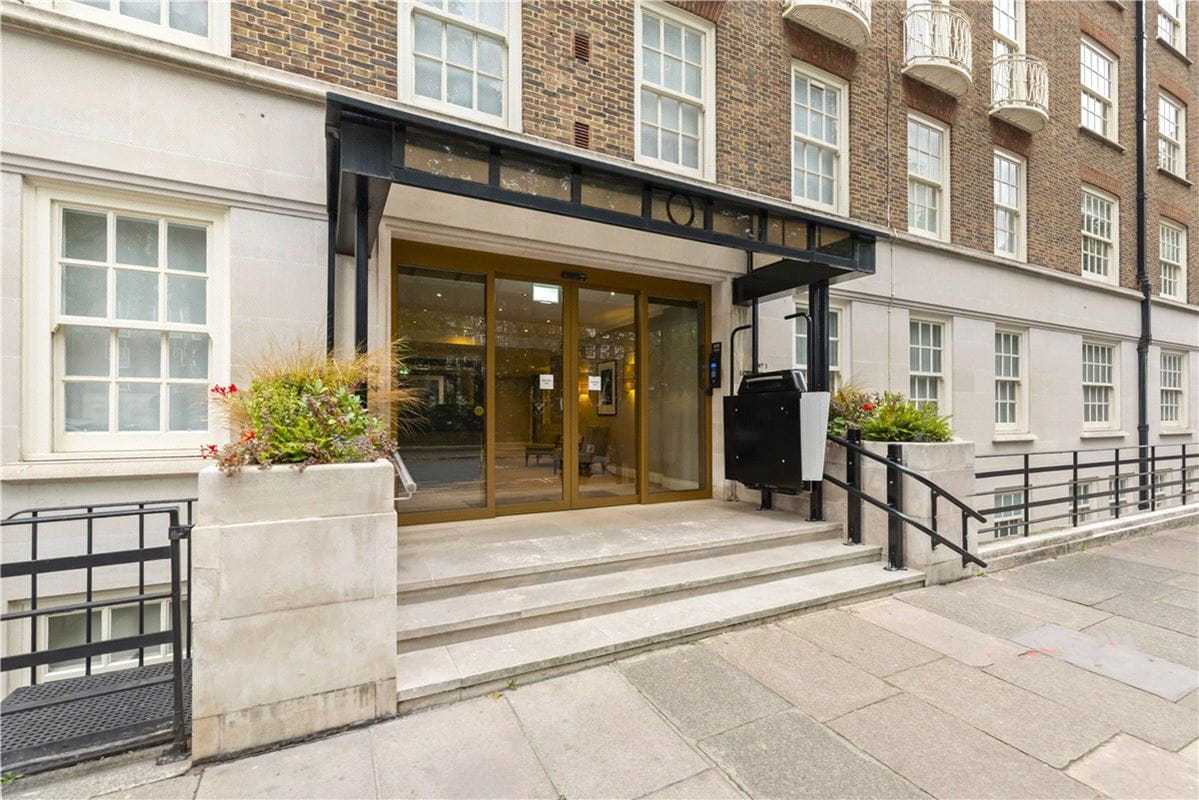 2 bedroom flat, Lowndes Square, Belgravia SW1X - Available