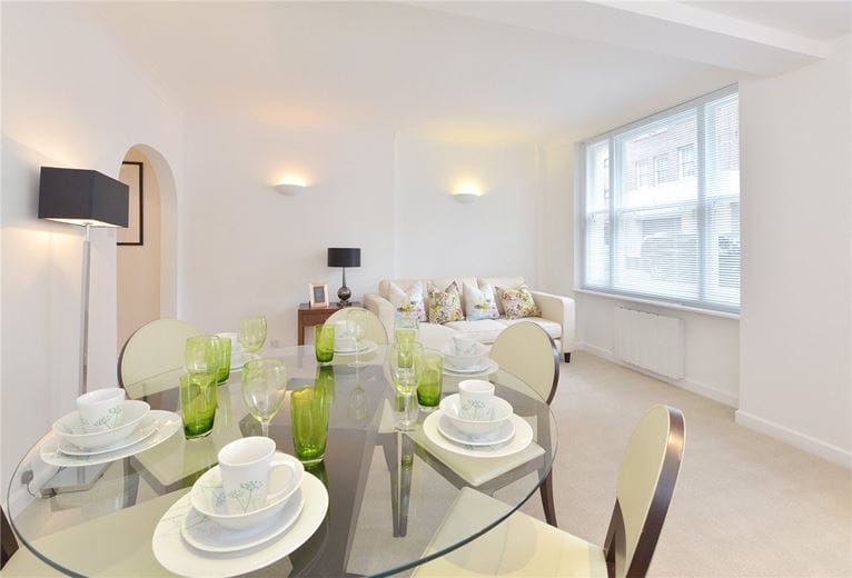 2 bedroom flat, Hill Street, Mayfair W1J - Available