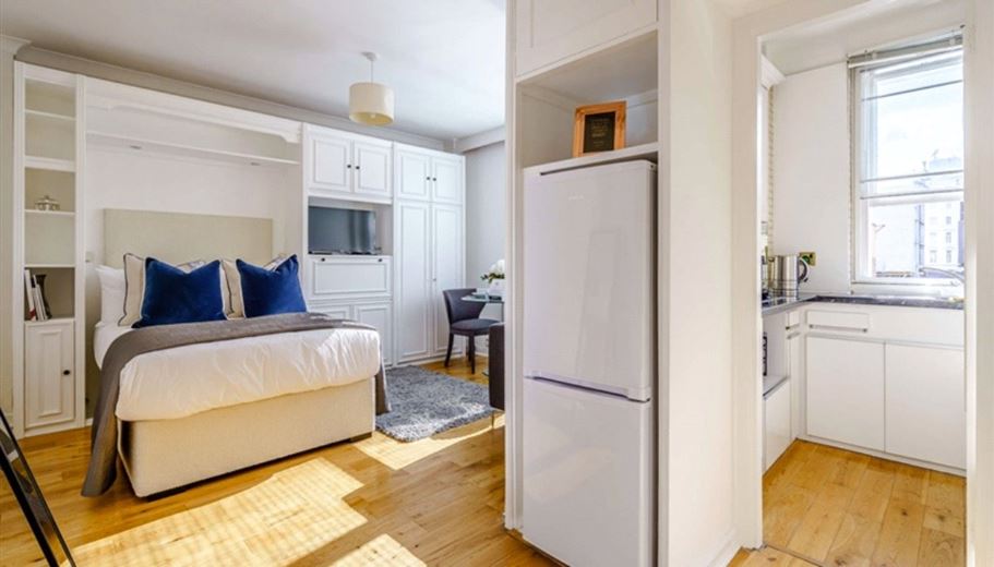  bedroom flat, Hill Street, Mayfair W1J - Available