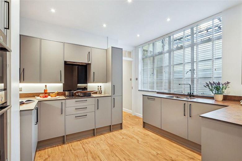 3 bedroom flat, Grosvenor Square, Mayfair W1K - Available