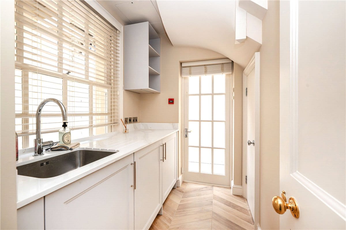 3 bedroom house, Woods Mews, Mayfair W1K - Available