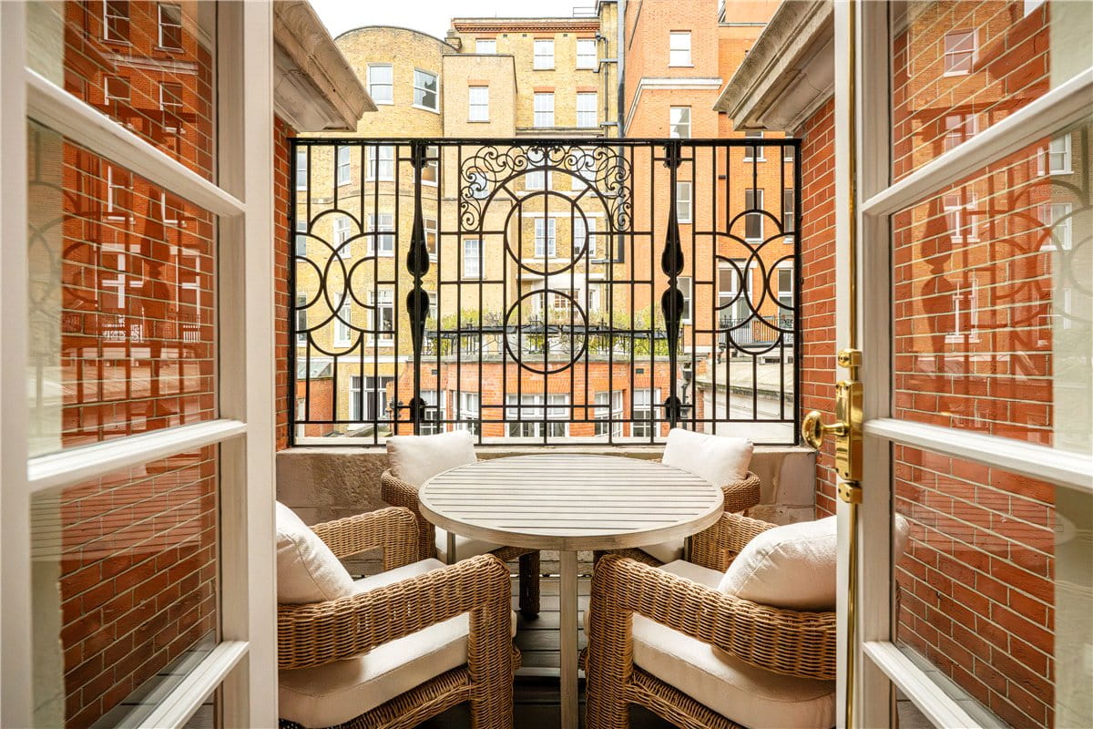 3 bedroom house, Woods Mews, Mayfair W1K - Available